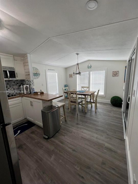 For Sale: $495,000 (2 beds, 1 baths, 708 Square Feet)