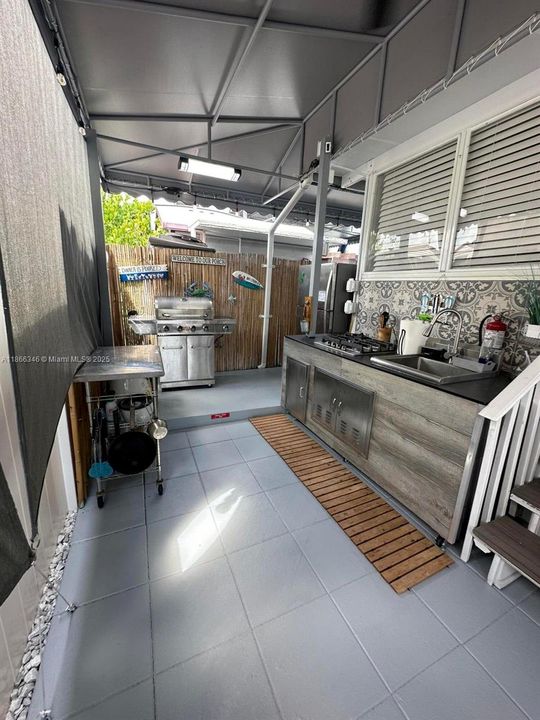 For Sale: $495,000 (2 beds, 1 baths, 708 Square Feet)