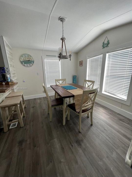 For Sale: $495,000 (2 beds, 1 baths, 708 Square Feet)