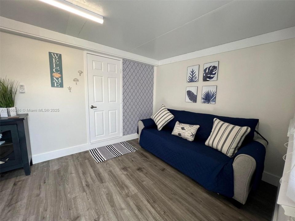 For Sale: $495,000 (2 beds, 1 baths, 708 Square Feet)