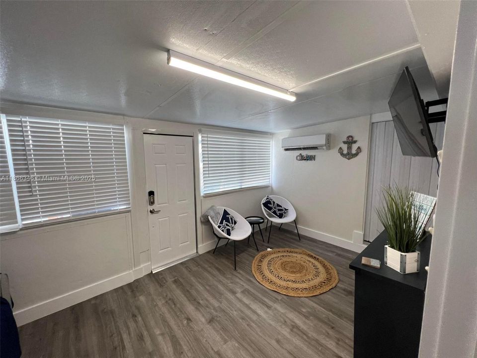 For Sale: $495,000 (2 beds, 1 baths, 708 Square Feet)