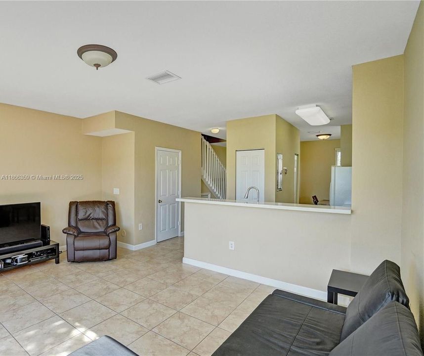 На продажу: $329,900 (3 спален, 2 ванн, 1325 Квадратных фут)