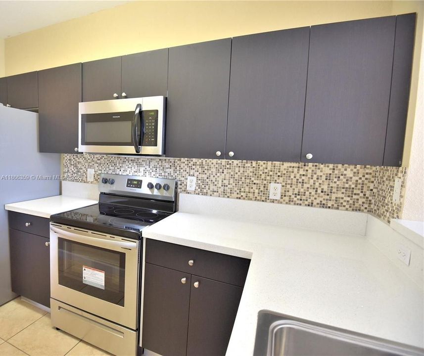 На продажу: $329,900 (3 спален, 2 ванн, 1325 Квадратных фут)