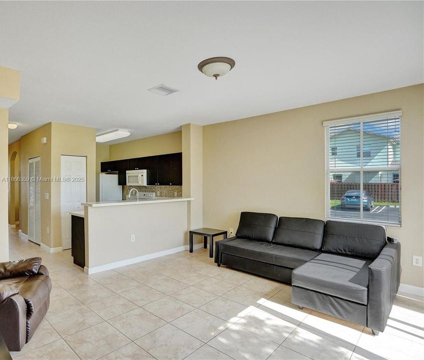 На продажу: $329,900 (3 спален, 2 ванн, 1325 Квадратных фут)