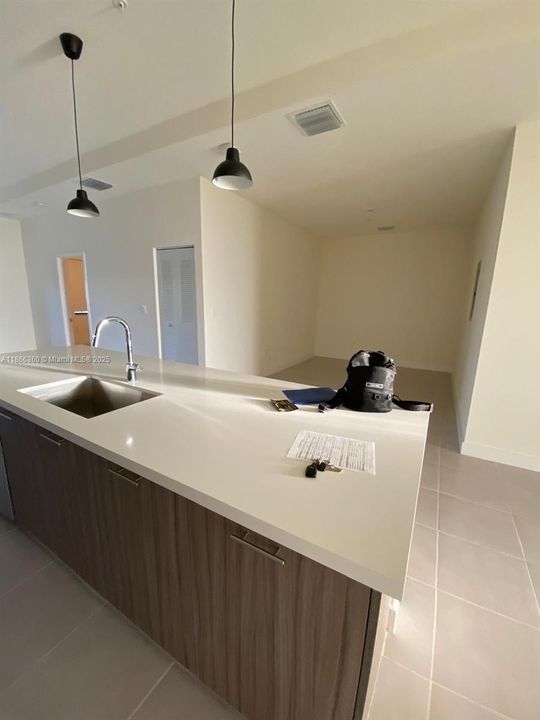 На продажу: $389,900 (2 спален, 2 ванн, 1134 Квадратных фут)