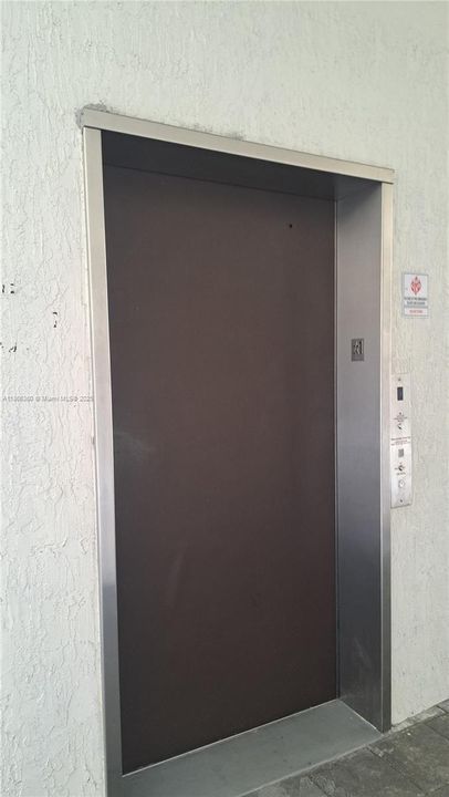 На продажу: $389,900 (2 спален, 2 ванн, 1134 Квадратных фут)