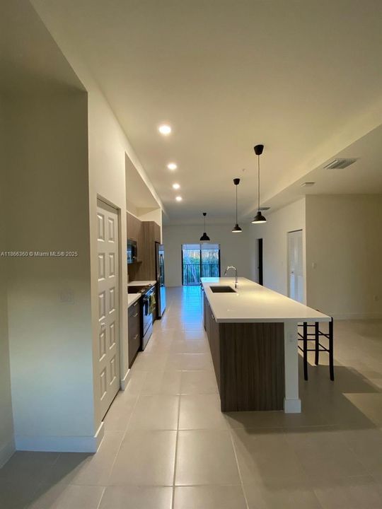 На продажу: $389,900 (2 спален, 2 ванн, 1134 Квадратных фут)