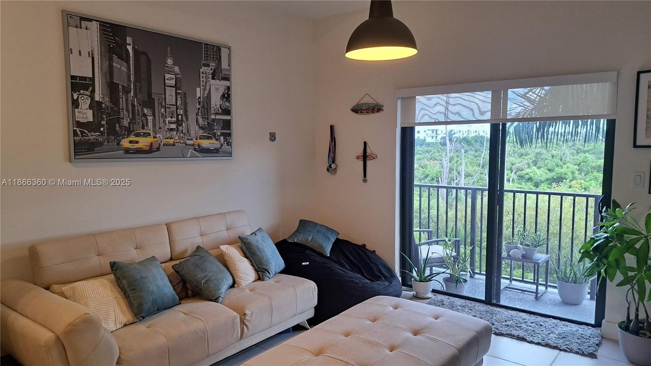 На продажу: $389,900 (2 спален, 2 ванн, 1134 Квадратных фут)