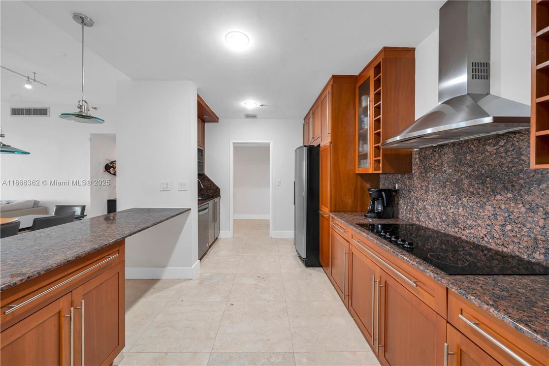 Active With Contract: $7,000 (2 beds, 2 baths, 1531 Square Feet)