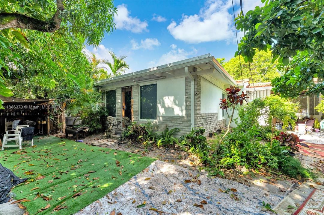 Active With Contract: $890,000 (3 beds, 2 baths, 1994 Square Feet)