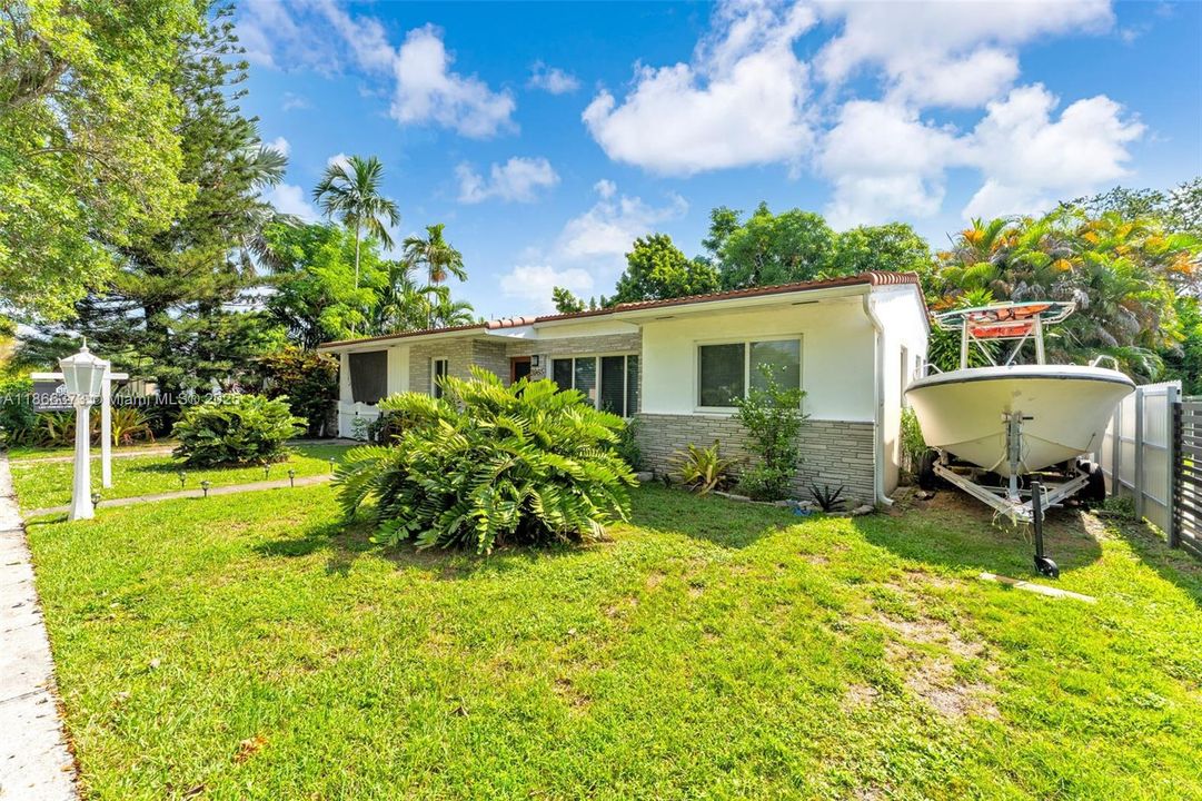 Active With Contract: $890,000 (3 beds, 2 baths, 1994 Square Feet)