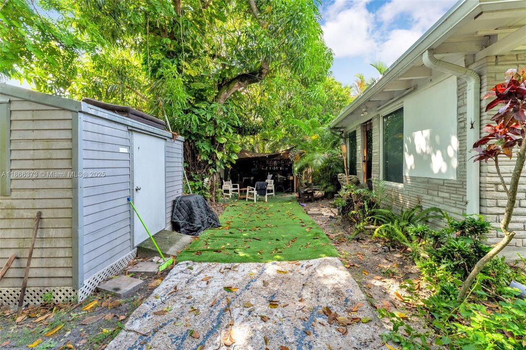 Active With Contract: $890,000 (3 beds, 2 baths, 1994 Square Feet)