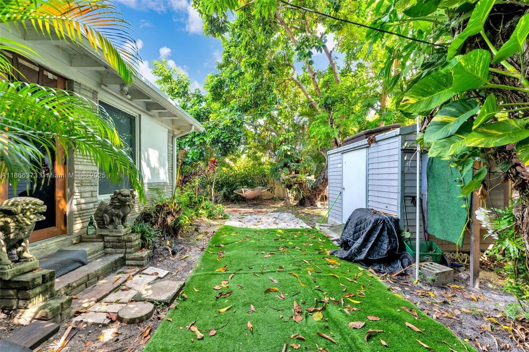 Active With Contract: $890,000 (3 beds, 2 baths, 1994 Square Feet)