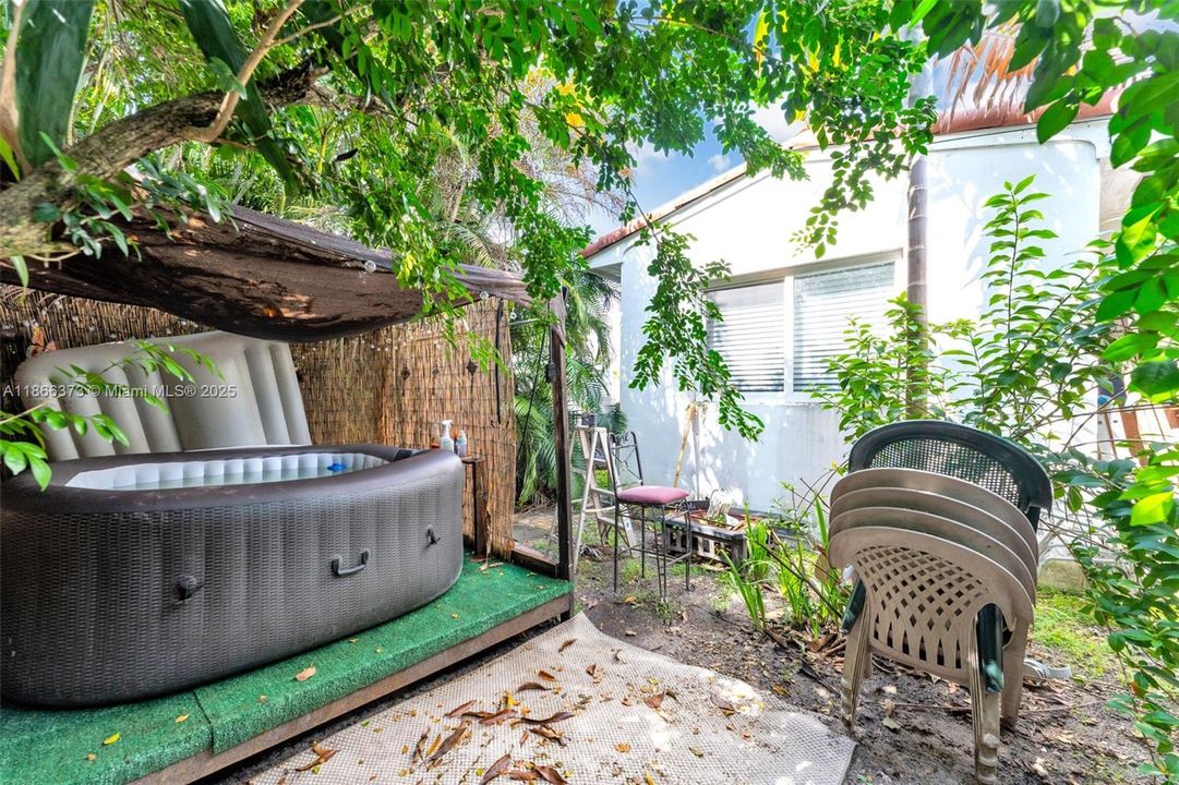 Active With Contract: $890,000 (3 beds, 2 baths, 1994 Square Feet)