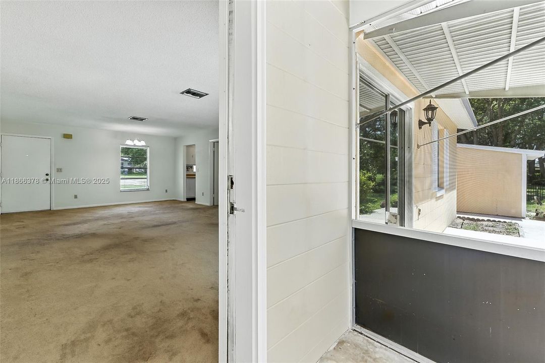 Access from living area to screened in porch