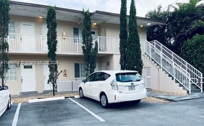 For Sale: $275,000 (1 beds, 1 baths, 571 Square Feet)