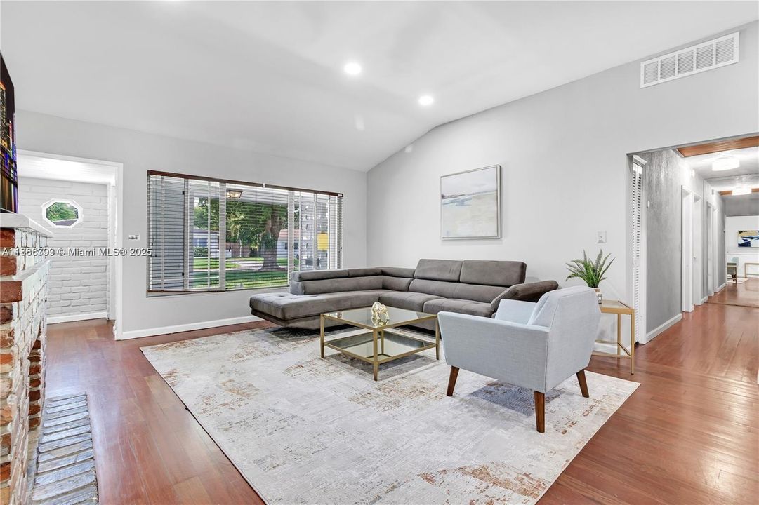 待售: $1,095,000 (5 贝兹, 3 浴室, 2008 平方英尺)