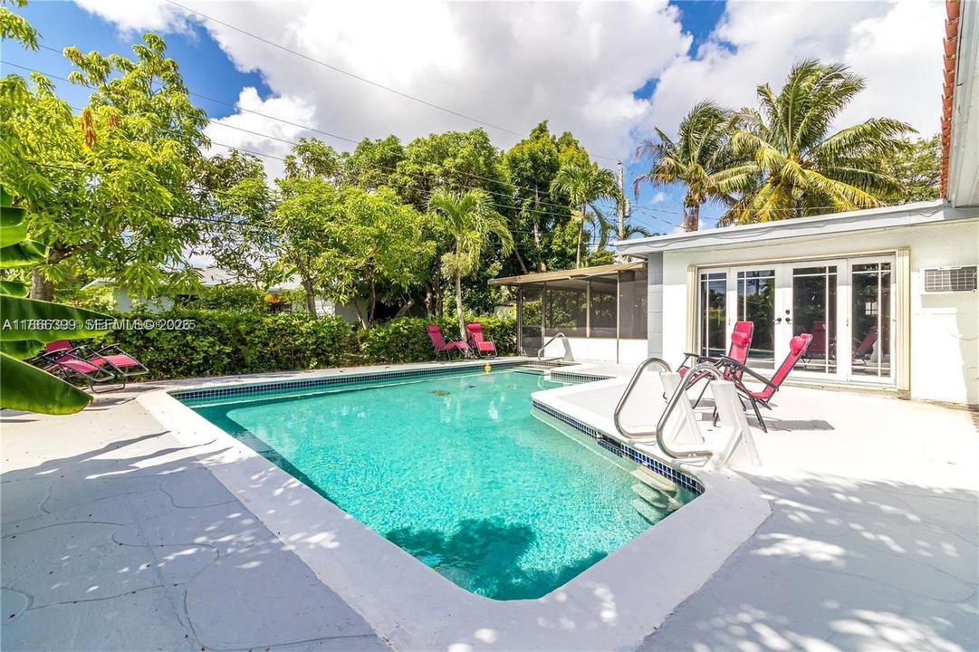 En Venta: $1,095,000 (5 camas, 3 baños, 2008 Pies cuadrados)