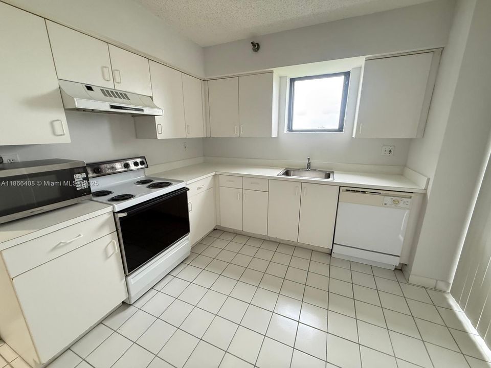 На продажу: $390,000 (2 спален, 2 ванн, 1271 Квадратных фут)