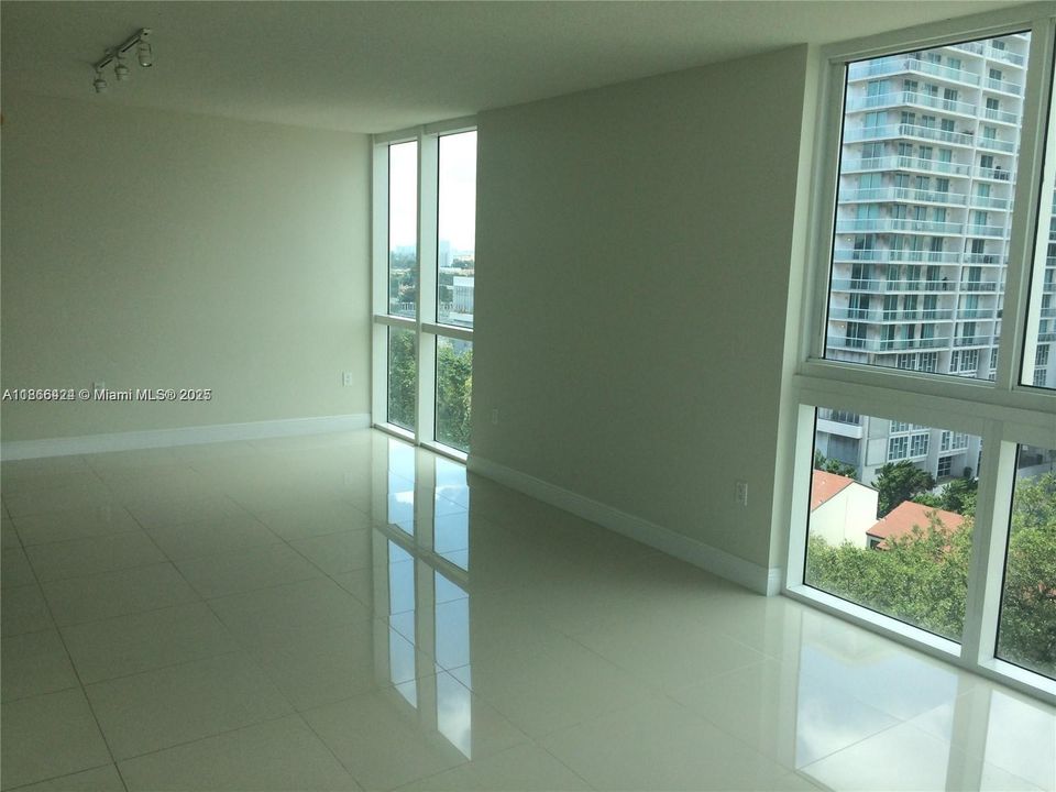 For Sale: $399,000 (2 beds, 2 baths, 1022 Square Feet)