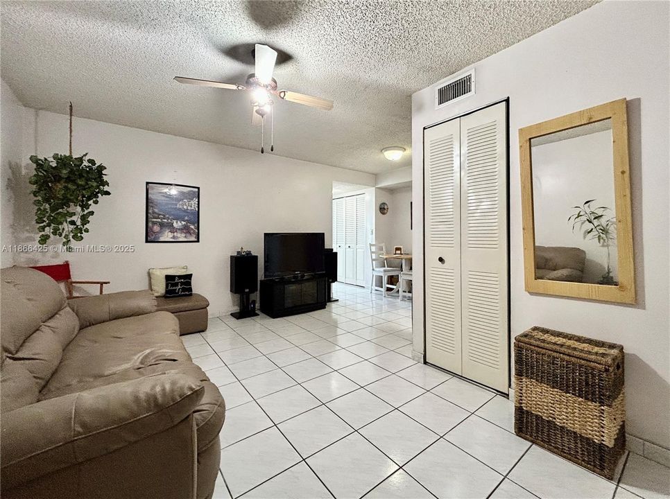 For Sale: $179,500 (1 beds, 1 baths, 632 Square Feet)