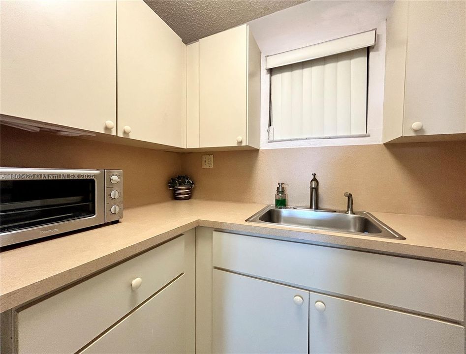 For Sale: $179,500 (1 beds, 1 baths, 632 Square Feet)