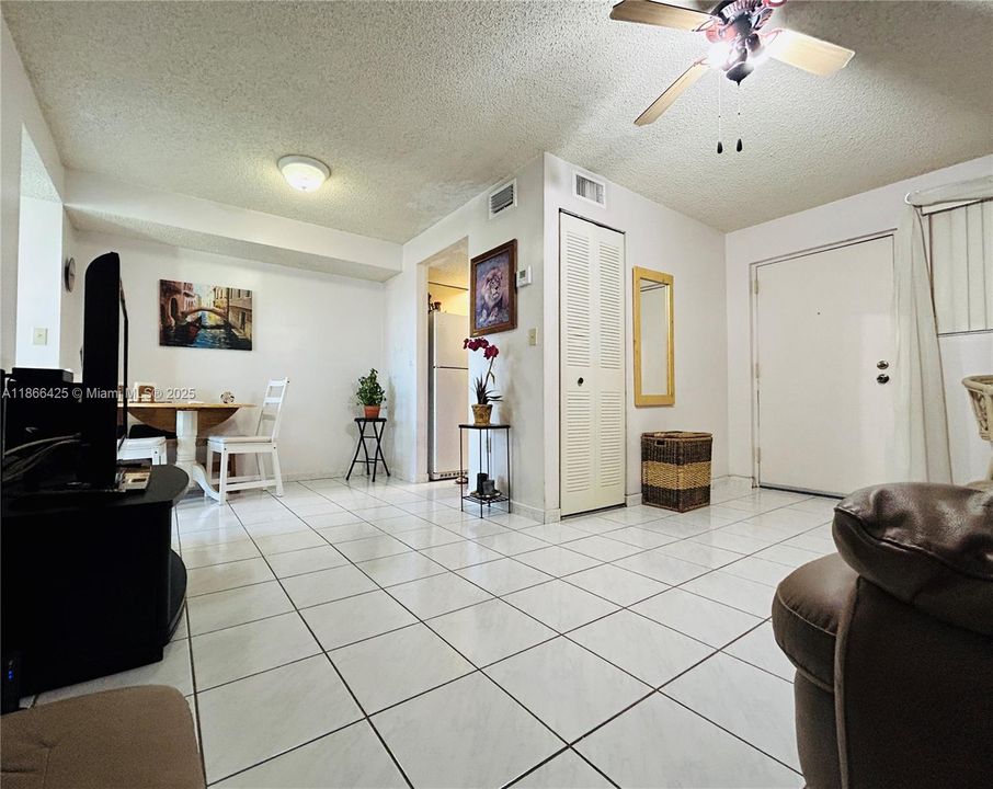 For Sale: $179,500 (1 beds, 1 baths, 632 Square Feet)