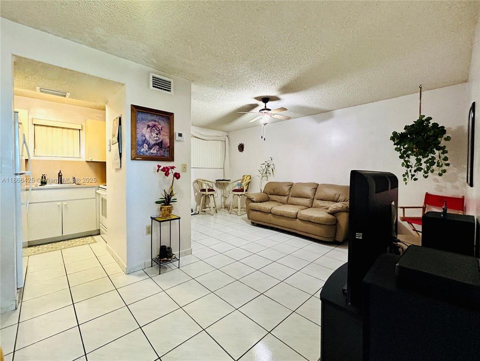 For Sale: $179,500 (1 beds, 1 baths, 632 Square Feet)