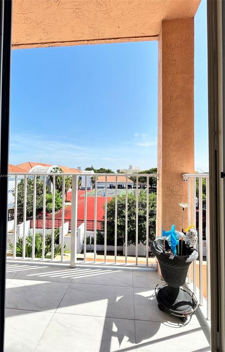 For Sale: $179,500 (1 beds, 1 baths, 632 Square Feet)