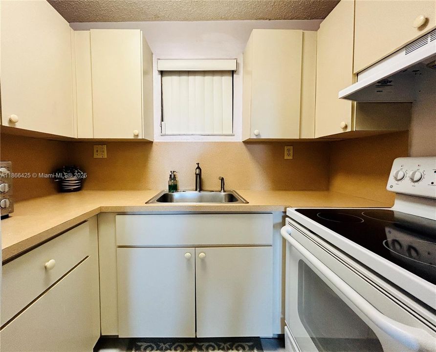 For Sale: $179,500 (1 beds, 1 baths, 632 Square Feet)