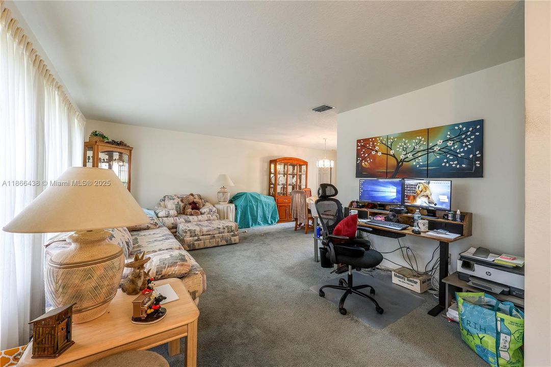 合同活跃: $335,000 (3 贝兹, 2 浴室, 2023 平方英尺)