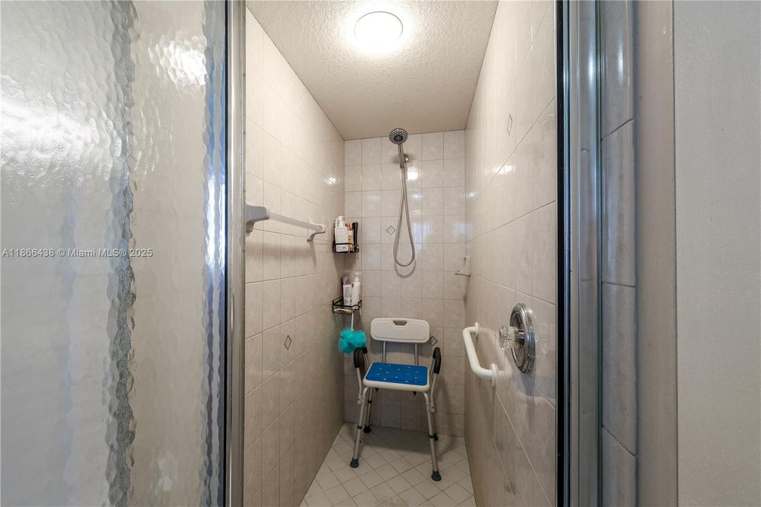 合同活跃: $335,000 (3 贝兹, 2 浴室, 2023 平方英尺)