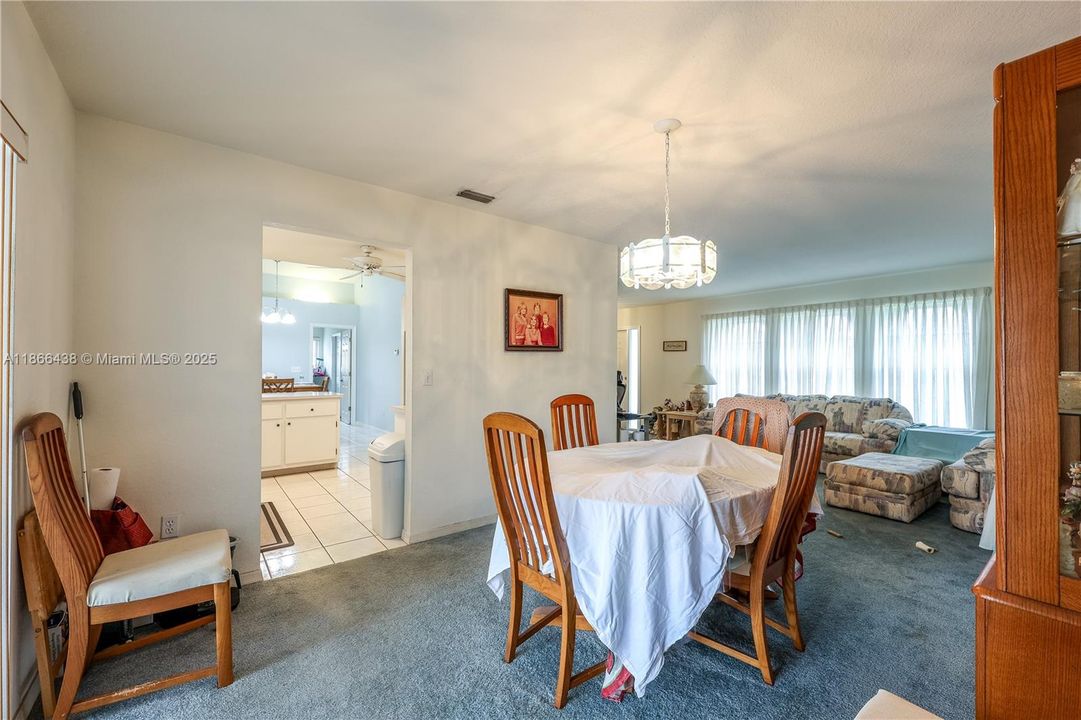 合同活跃: $335,000 (3 贝兹, 2 浴室, 2023 平方英尺)