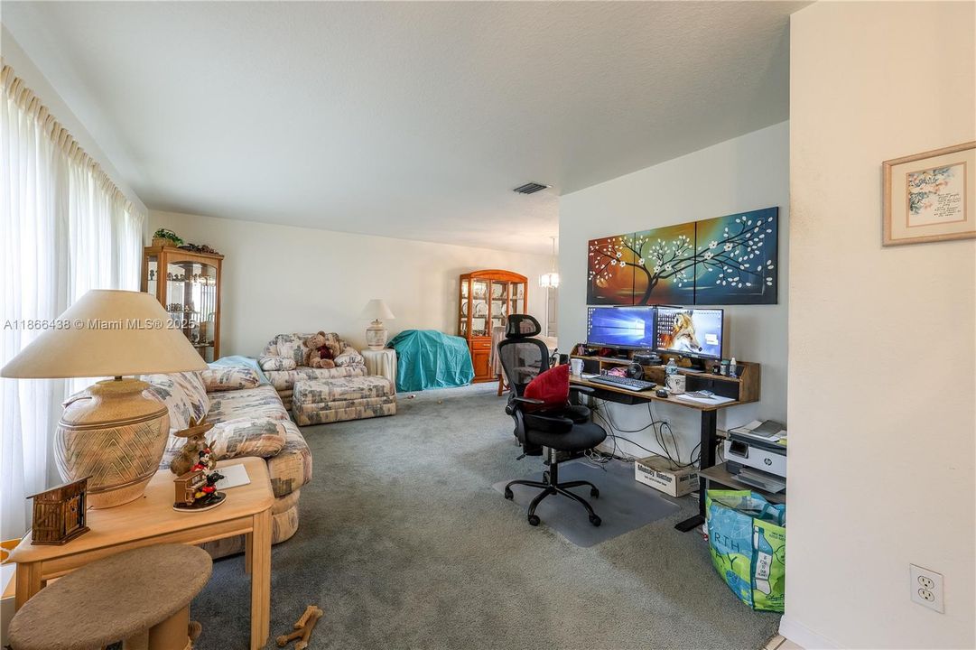 合同活跃: $335,000 (3 贝兹, 2 浴室, 2023 平方英尺)