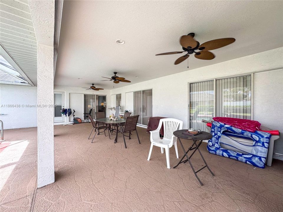 合同活跃: $335,000 (3 贝兹, 2 浴室, 2023 平方英尺)