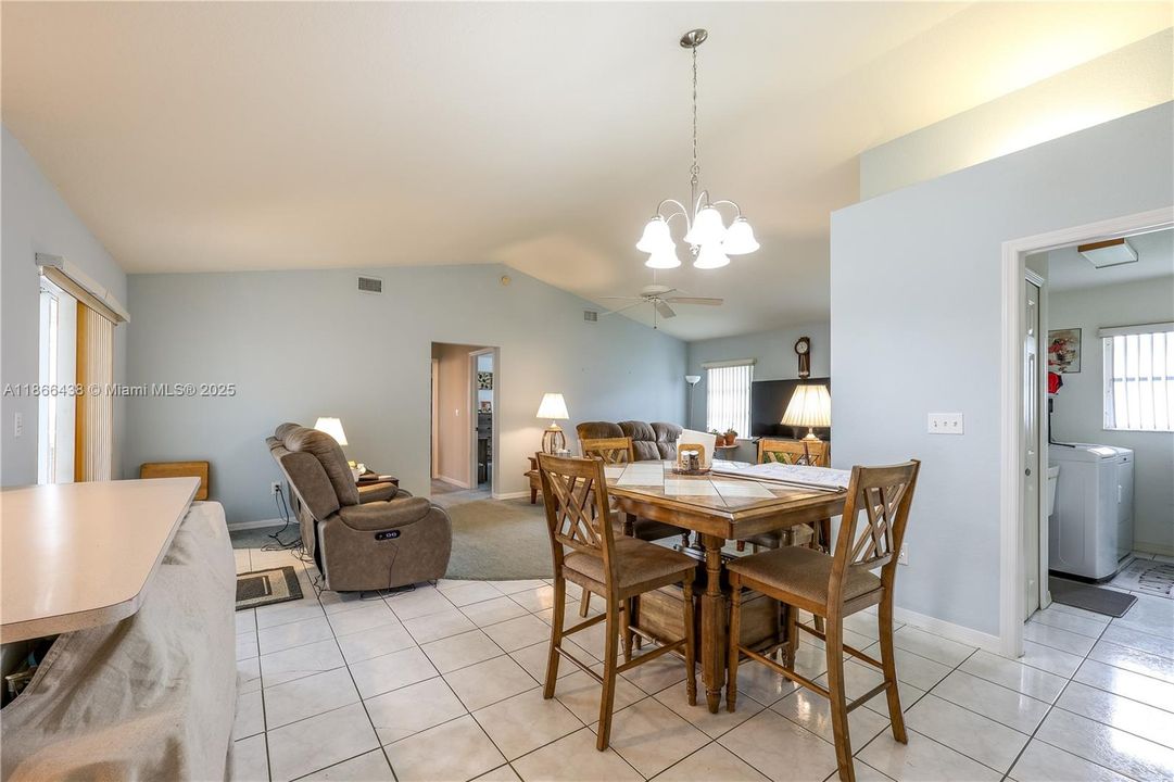 合同活跃: $335,000 (3 贝兹, 2 浴室, 2023 平方英尺)