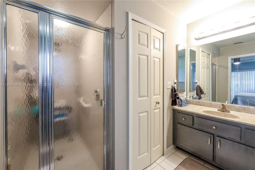 合同活跃: $335,000 (3 贝兹, 2 浴室, 2023 平方英尺)