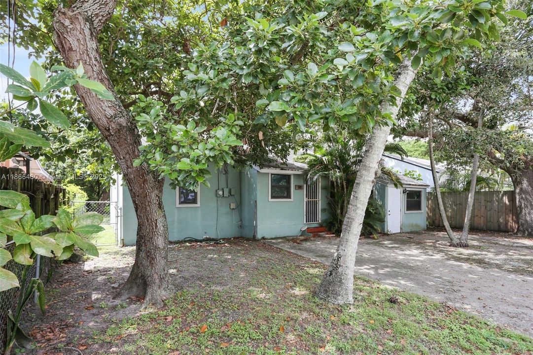 合同活跃: $849,000 (2 贝兹, 2 浴室, 1329 平方英尺)