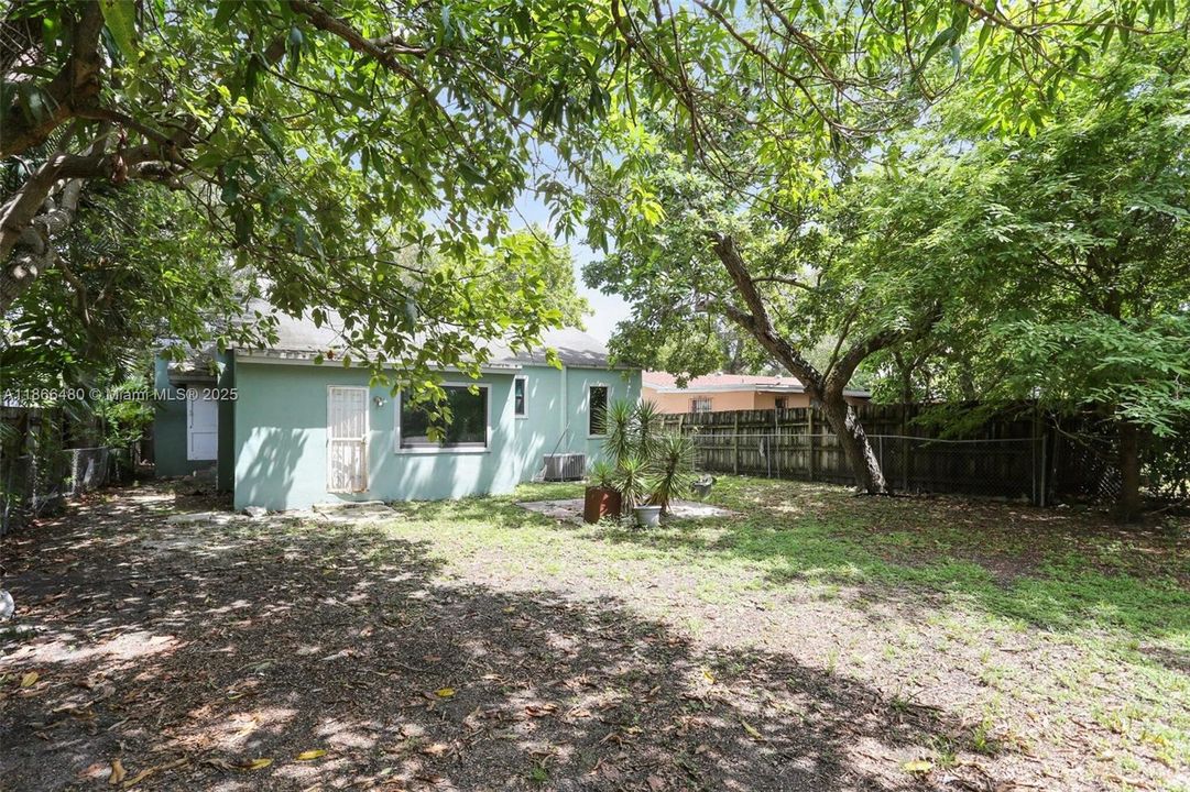 合同活跃: $849,000 (2 贝兹, 2 浴室, 1329 平方英尺)