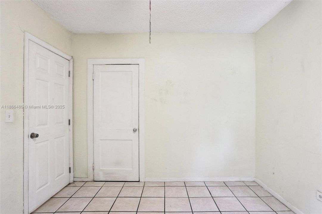 合同活跃: $849,000 (2 贝兹, 2 浴室, 1329 平方英尺)