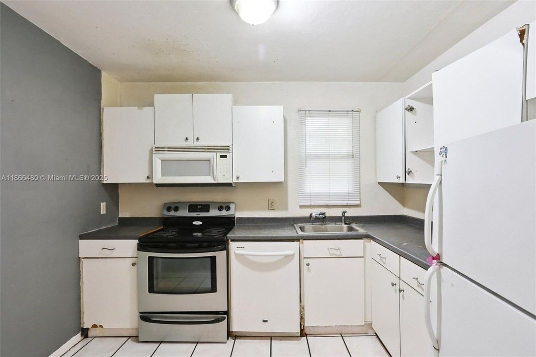 合同活跃: $849,000 (2 贝兹, 2 浴室, 1329 平方英尺)