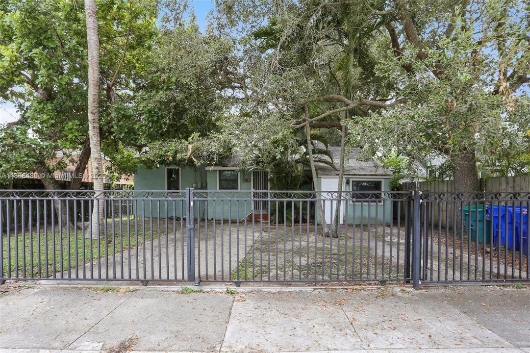 合同活跃: $849,000 (2 贝兹, 2 浴室, 1329 平方英尺)