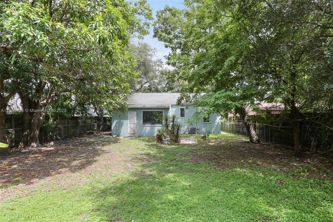 合同活跃: $849,000 (2 贝兹, 2 浴室, 1329 平方英尺)