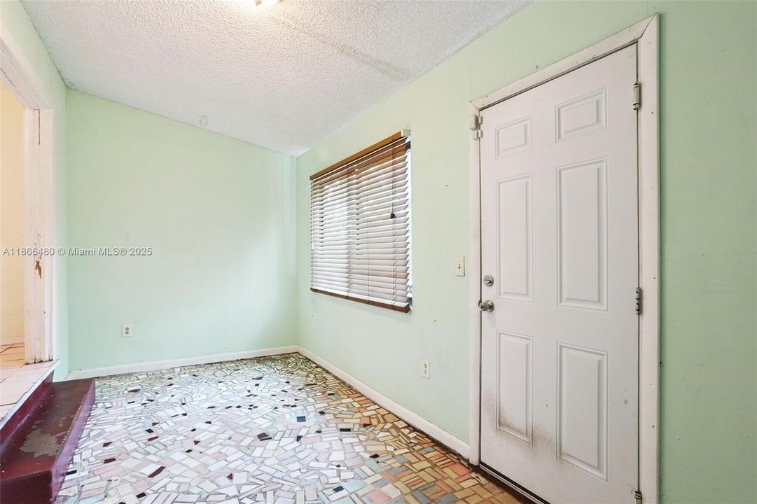 合同活跃: $849,000 (2 贝兹, 2 浴室, 1329 平方英尺)