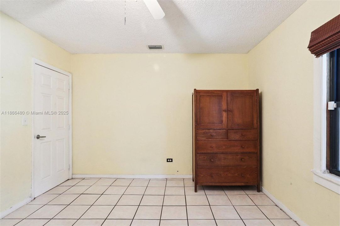 合同活跃: $849,000 (2 贝兹, 2 浴室, 1329 平方英尺)