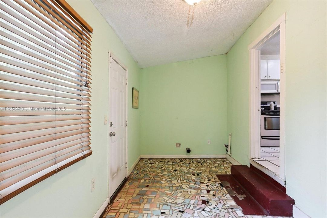 合同活跃: $849,000 (2 贝兹, 2 浴室, 1329 平方英尺)