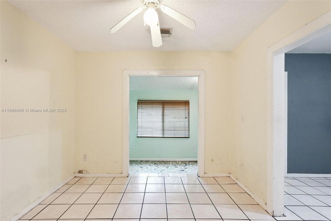 合同活跃: $849,000 (2 贝兹, 2 浴室, 1329 平方英尺)