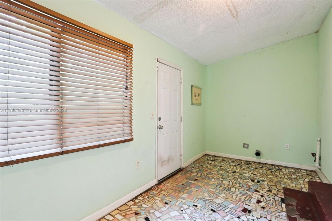 合同活跃: $849,000 (2 贝兹, 2 浴室, 1329 平方英尺)