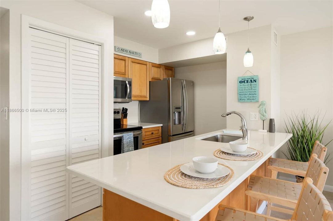 Recently Sold: $770,000 (2 beds, 2 baths, 841 Square Feet)