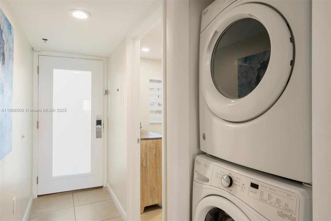 Recently Sold: $770,000 (2 beds, 2 baths, 841 Square Feet)